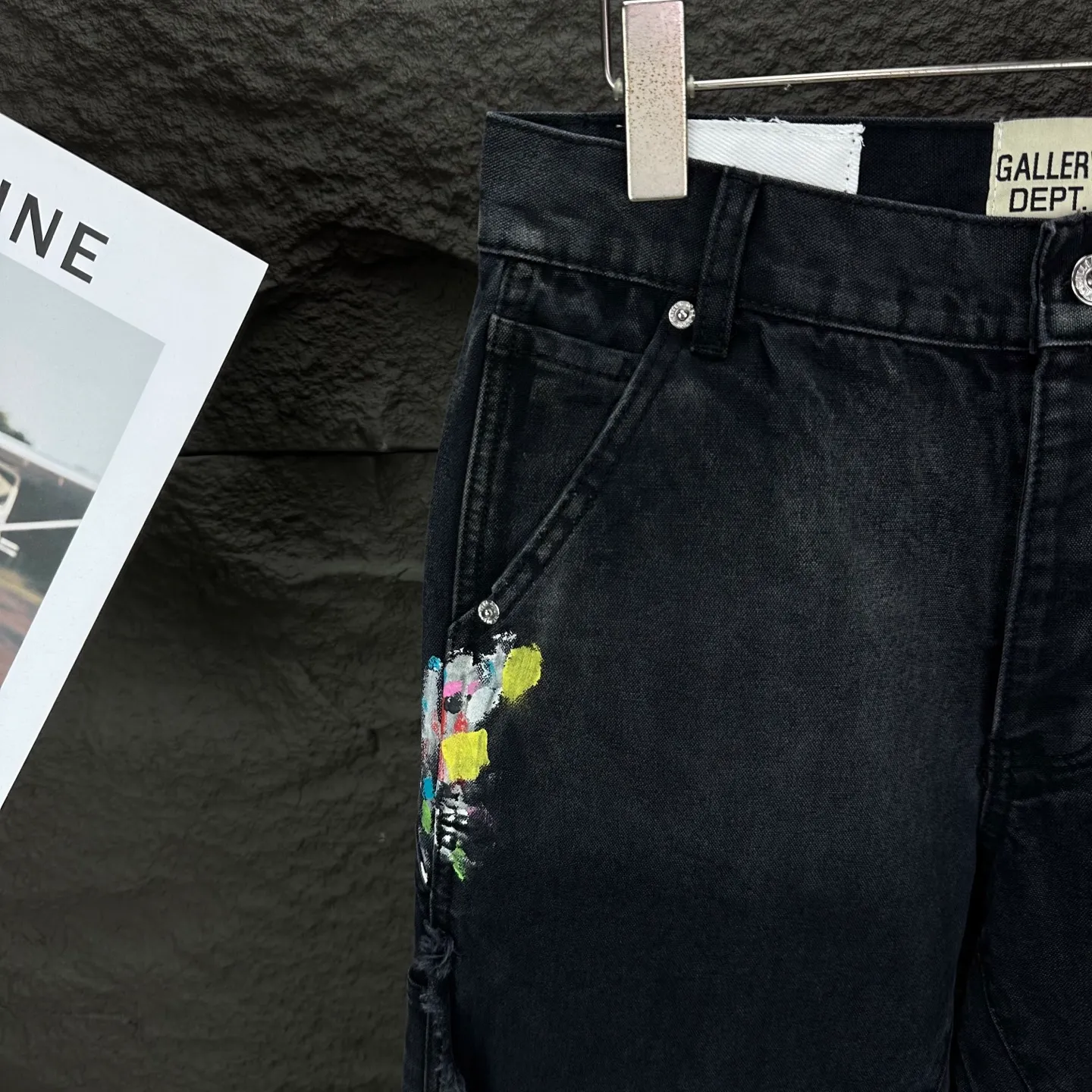 P250 GALLERY DEPT. & Croixin co-branded 2025 new splash-ink hand-painted splicing multi-pocket couple style loose washed micro-flared jeans 🔥High version🔥High version🔥 Top ceiling quality Styles with different washed textures are very friendly to people with thin legs and thick legs. The micro-flared version is very flattering. Moderate length that never goes out of style, easy to match with casually, basic styling for various styles, a must-have in the wardrobe! The fabric is stiff but also makes the upper body soft without losing texture. The washing process is even more perfect. It is a must-have item for everyone! ! ! Washed wheat, hang tag, pants label, three complete labels, color: black, size: 28, 30, 32, 34, 36 (five sizes)